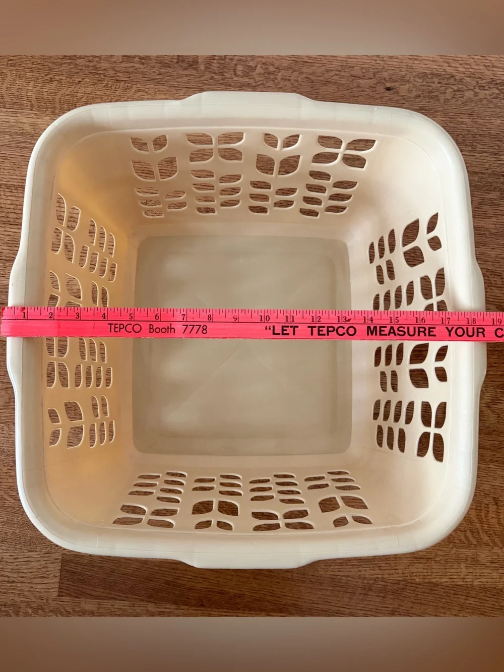 Vintage 1980s Rubbermaid Almond Beige 2968 Roughneck Tulip Flower Laundry Basket
